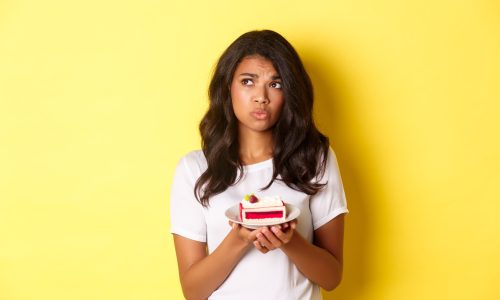 Por Que Reduzir o Consumo de Doces?

O açúcar em excesso pode causar uma série de problemas no organismo. Entre os principais impactos estão:

1. Aumento do Peso Corporal

O açúcar refinado é uma das principais causas do ganho de peso, pois fornece calorias vazias, ou seja, sem nutrientes essenciais. O excesso é armazenado em forma de gordura, especialmente na região abdominal.

2. Risco de Diabetes Tipo 2

O consumo constante de açúcar sobrecarrega o pâncreas, que precisa produzir insulina em grandes quantidades. Com o tempo, esse processo pode levar à resistência à insulina e ao desenvolvimento do diabetes tipo 2.